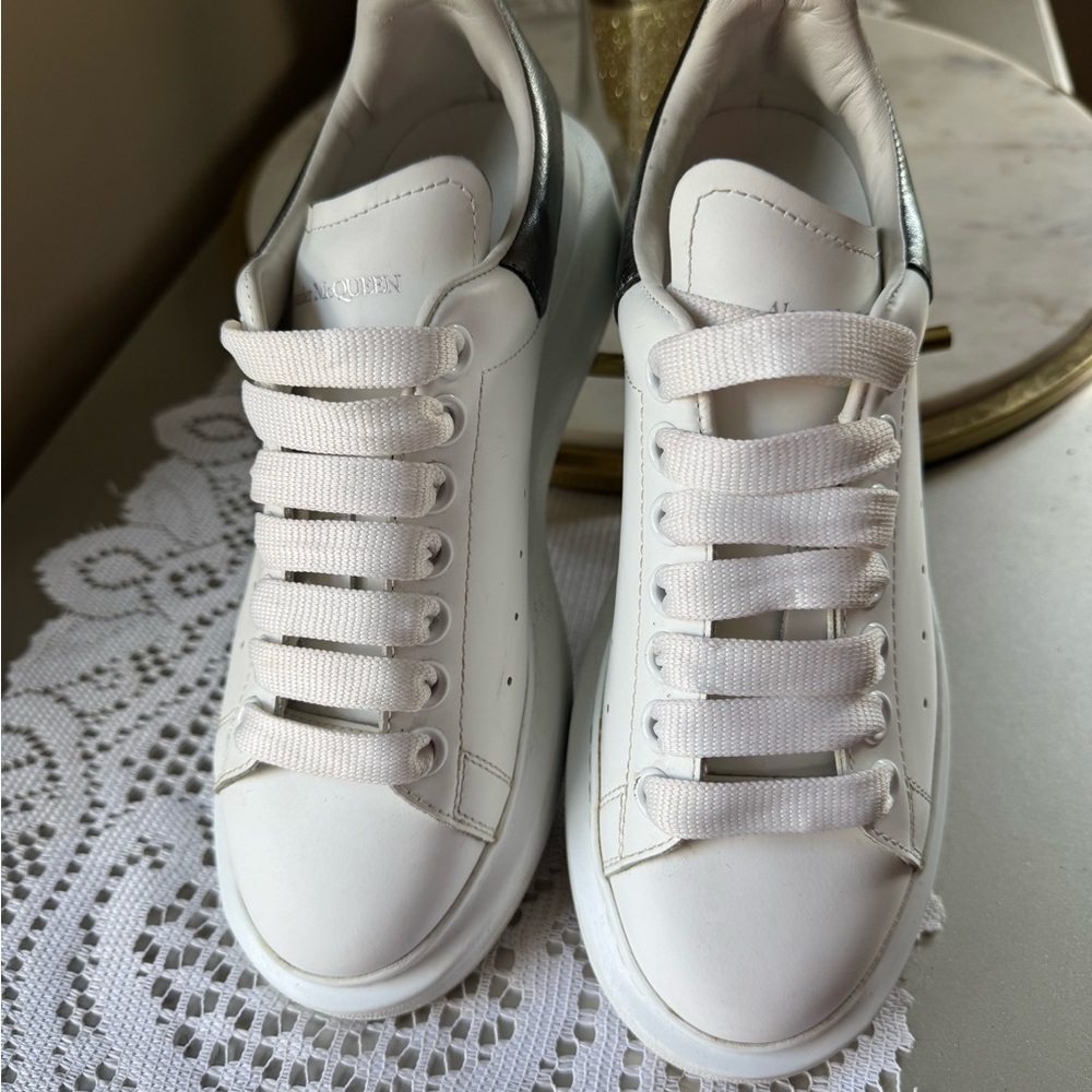 Alexander McQueen Women’s White and Black Leather Sneakers Size 37 - Picture 4 of 10